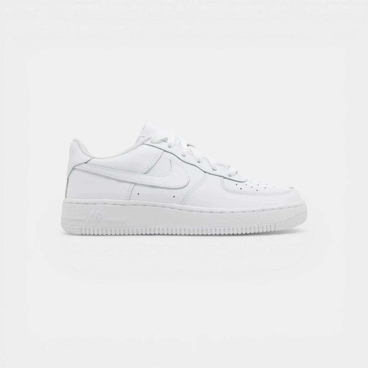 Nike Air Force 1 LE Triple White junior de profil, basket blanche en cuir
