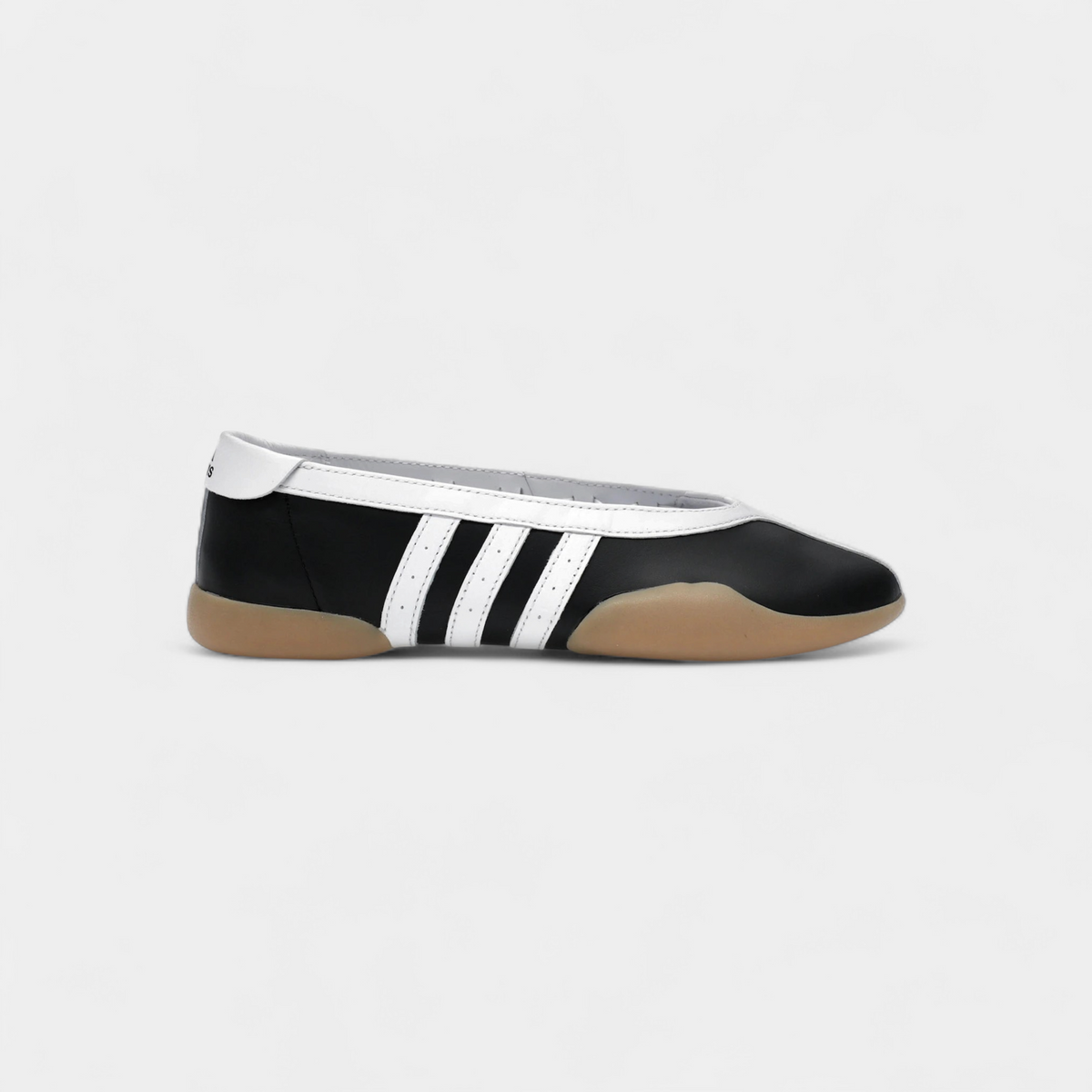 adidas Taekwondo Mei Core Black de profil, chaussure plate noire en cuir