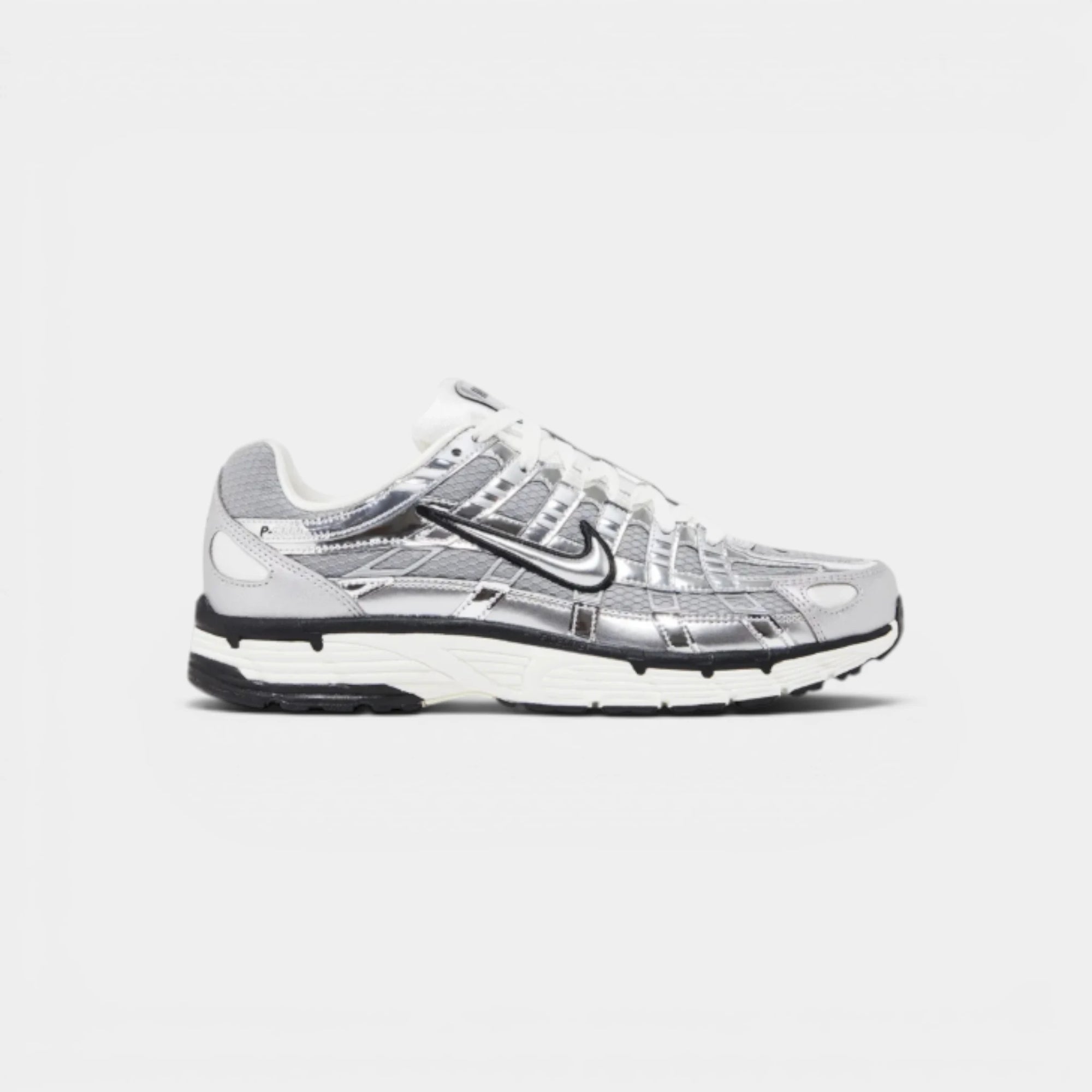 Nike P-6000 Metallic Silver de profil, sneaker argentée à empiècements chromés