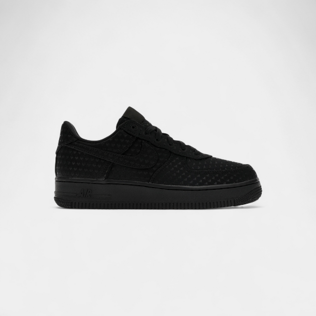 Nike Air Force 1 07 SE Valentine's Day de profil, basket noire à motif de cœurs