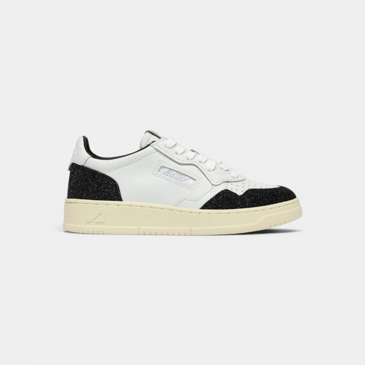 Autry Medalist Low Leather White / Stars Off Black (Women's)
